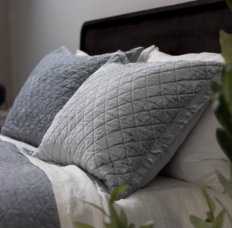 Simona Rayon Velvet Quilt Limestone, Queen