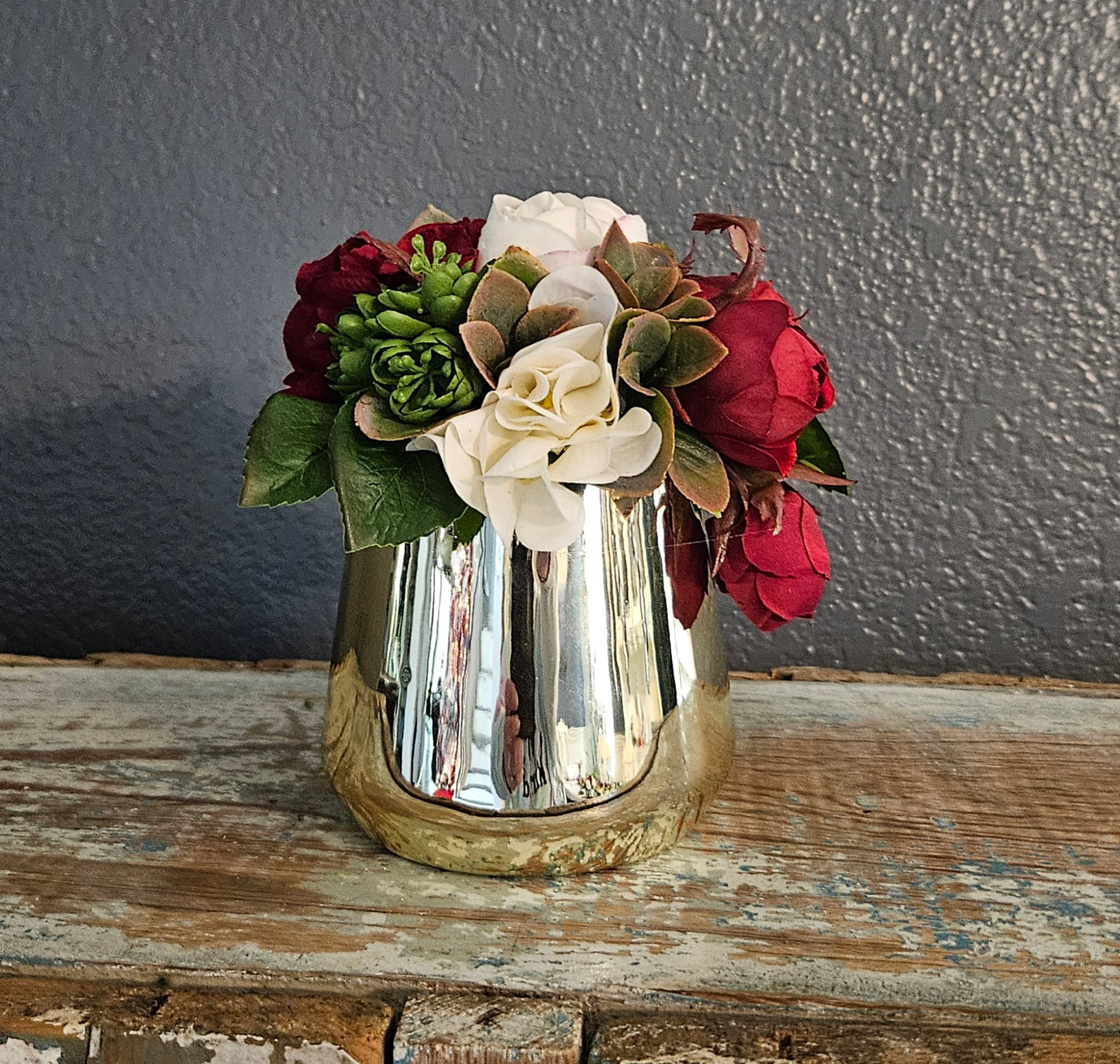 Red&Cream Sit Around In Gold Ceramic Container