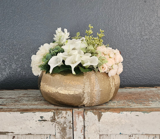 Neutral Centerpiece With Lilac And Hops