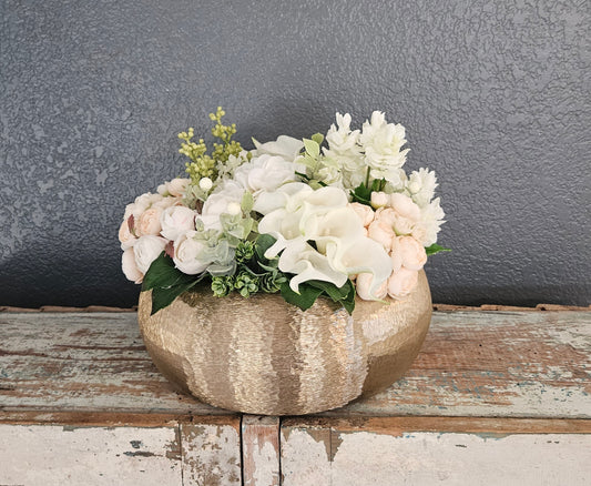 Neutral Centerpiece With Lilac And Hops