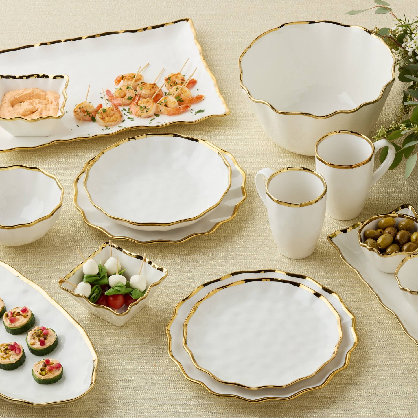 Scalloped White & Gold Dinner Plate 11"