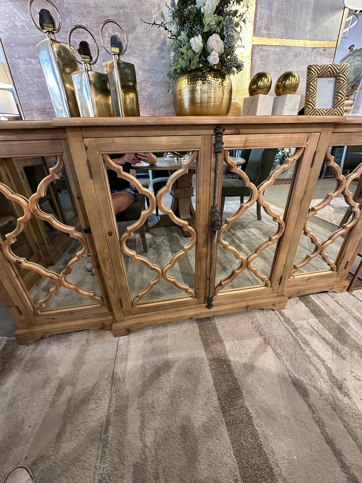 Finley Elm Breakfront Quatrefoil Mirrored Console (Natural)