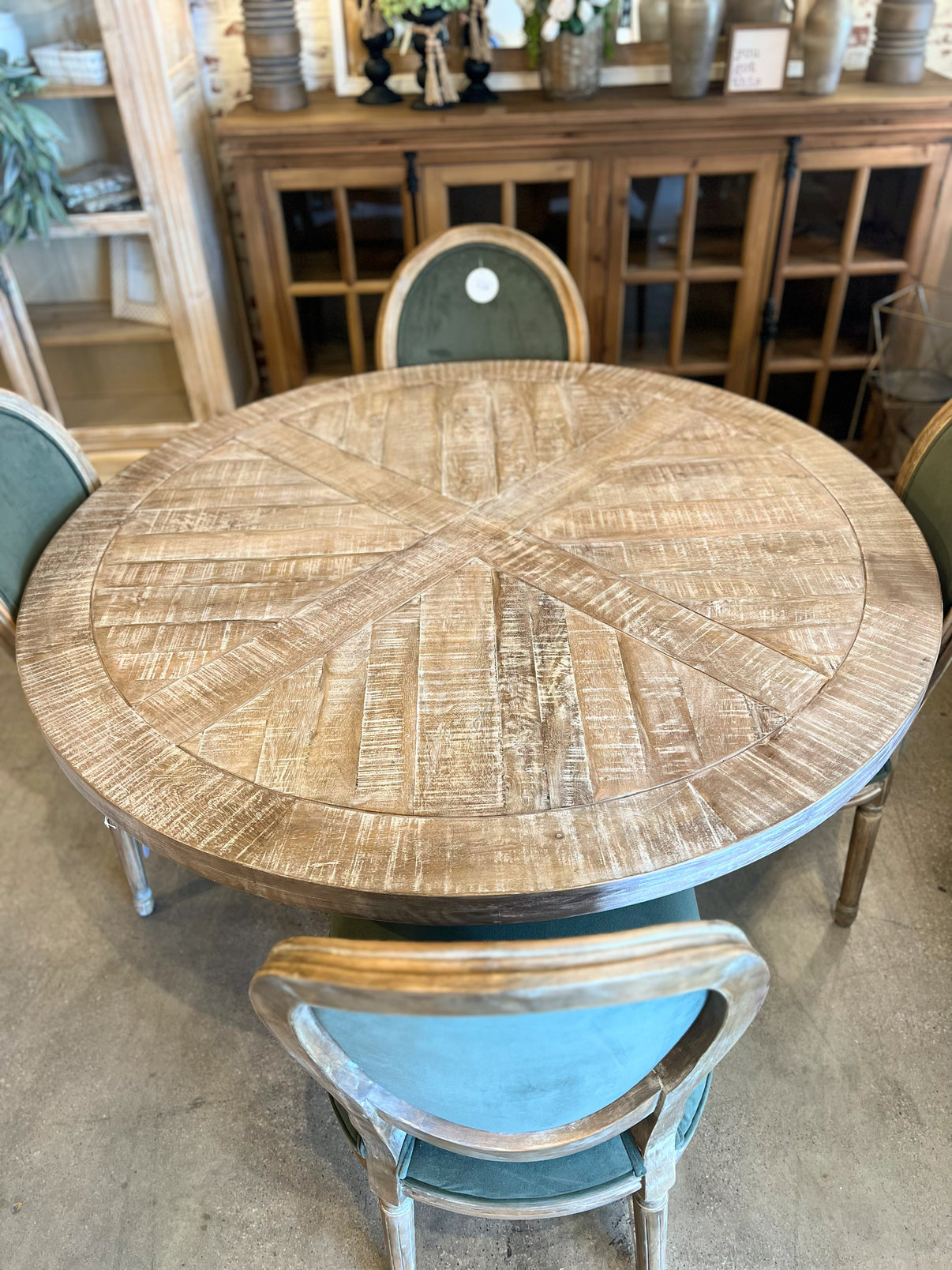 Auburn Dining Table, Natural Round 53” The Mint Julep