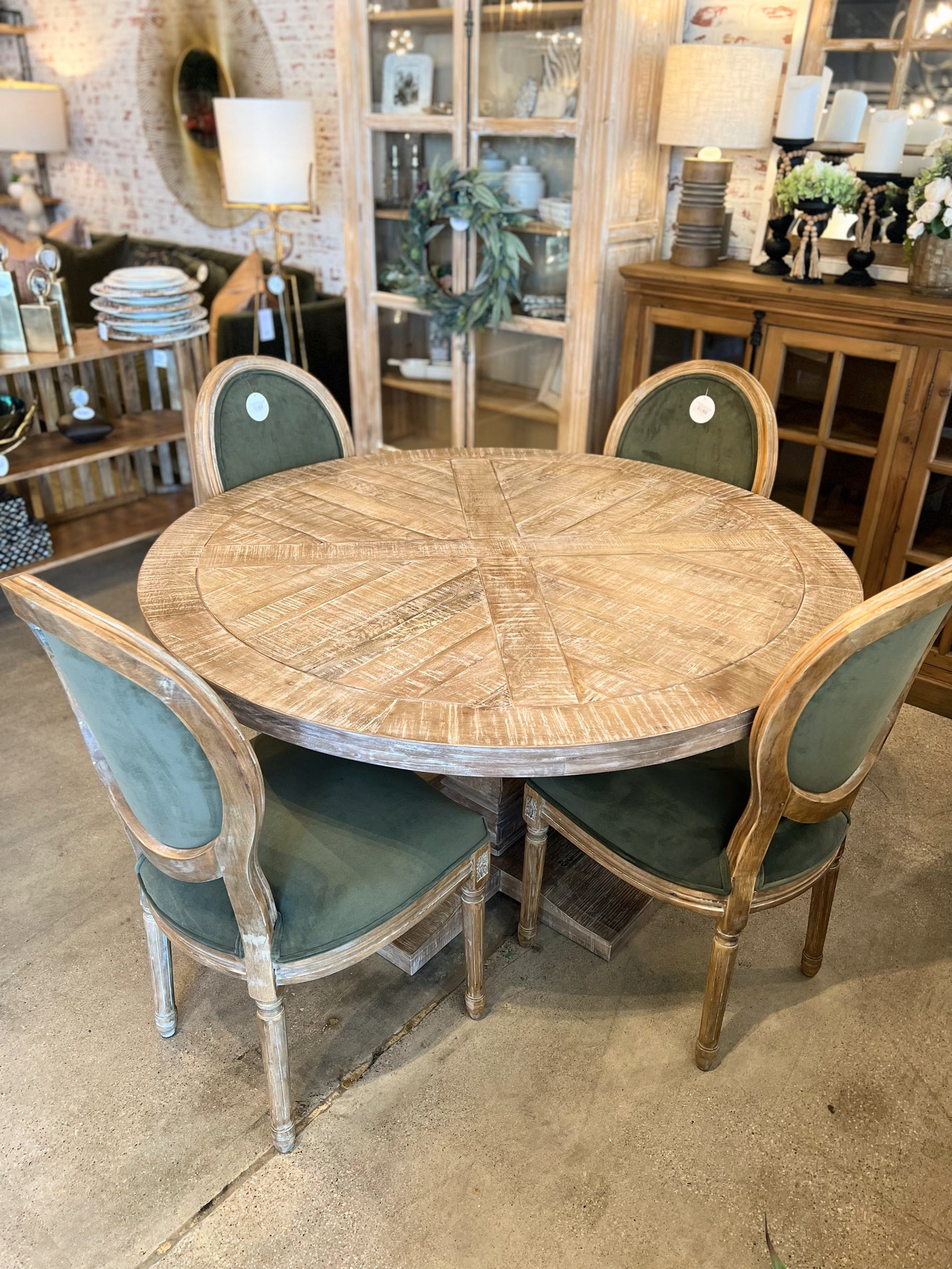 Auburn Dining Table, Natural Round 53” The Mint Julep